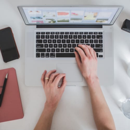 pessoa usando notebooks